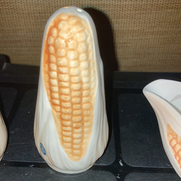 Vintage corn Salt and Pepper shakers with gravy dish - Picture 3 of 5
